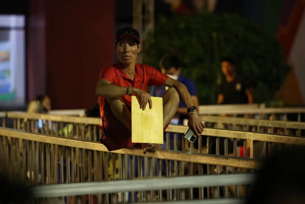 Trải chiếu ngủ qua đêm để chờ vé xem Việt Nam đá chung kết ảnh 8