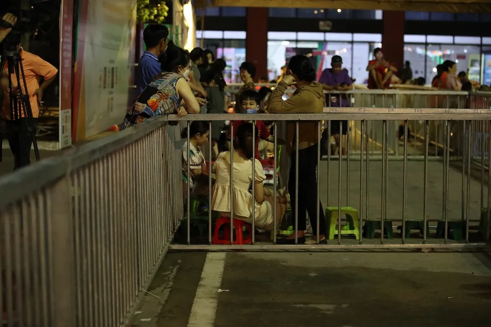 Trải chiếu ngủ qua đêm để chờ vé xem Việt Nam đá chung kết ảnh 2