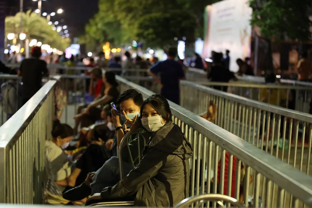 Trải chiếu ngủ qua đêm để chờ vé xem Việt Nam đá chung kết ảnh 7