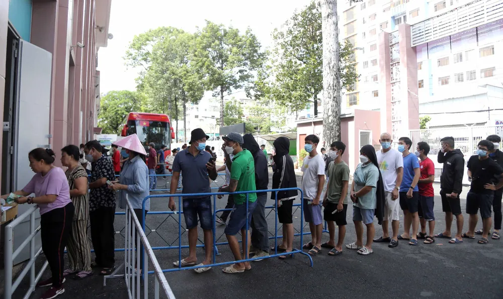 Người hâm mộ TPHCM háo hức đi mua vé xem tuyển Việt Nam thi đấu ảnh 1 Người hâm mộ TPHCM háo hức đi mua vé xem tuyển Việt Nam thi đấu ảnh 1