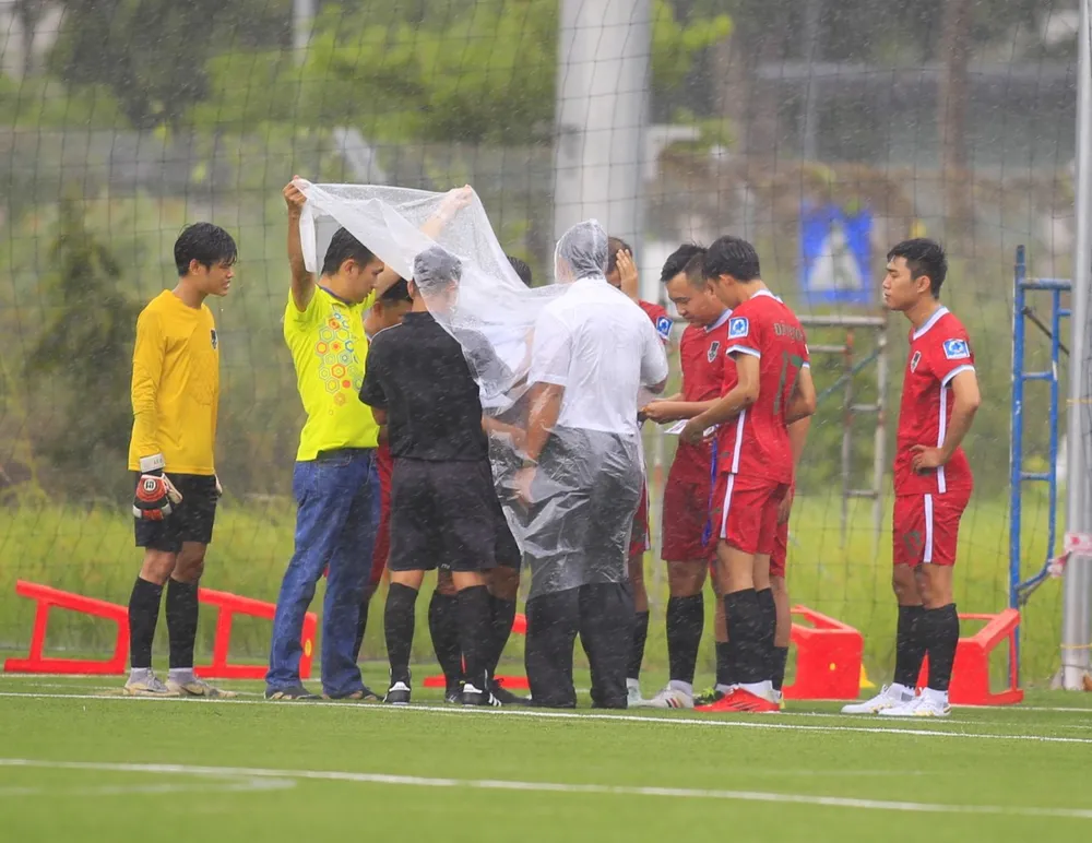 Khán giả TPHCM ‘đội mưa’ đi xem bóng đá 7 người toàn quốc ảnh 2