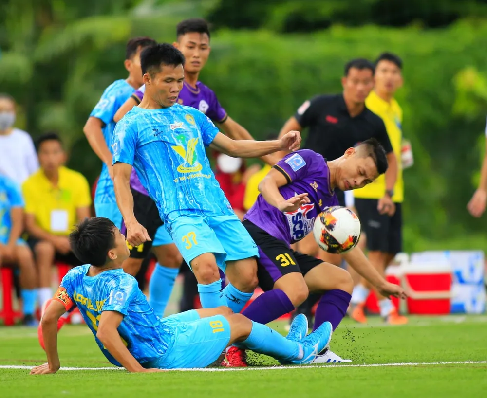 Khán giả TPHCM ‘đội mưa’ đi xem bóng đá 7 người toàn quốc ảnh 4