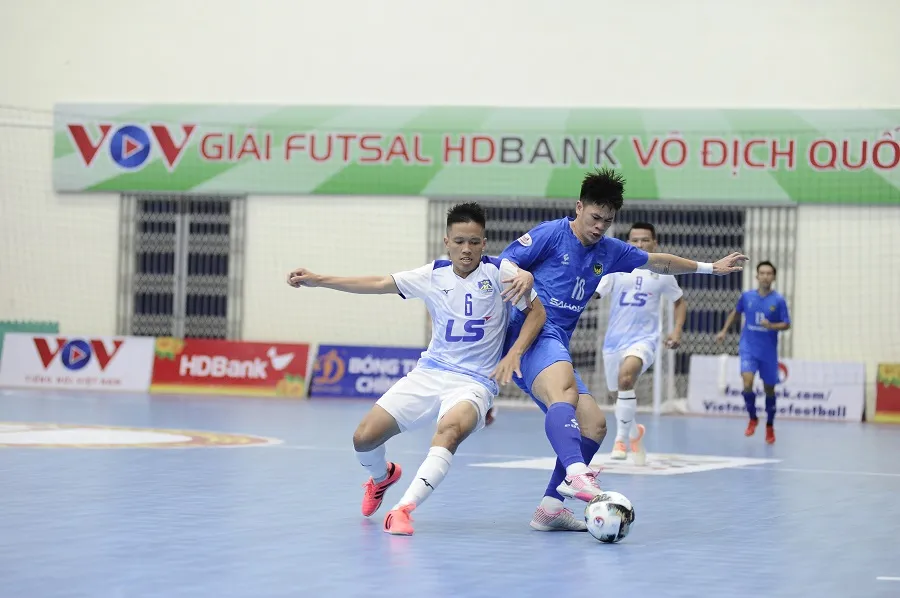 Trận "siêu kinh điển" giữa Thái Sơn Nam và Sahako FC. ẢNH: ANH TRẦN