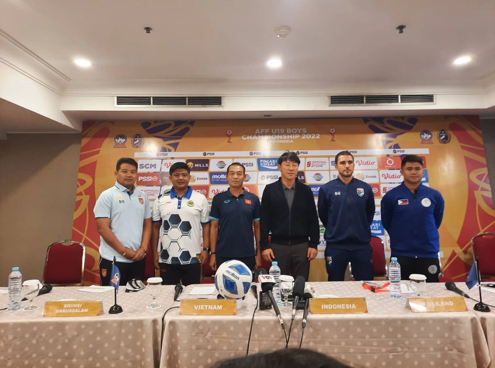 Buổi họp báo của U19 Việt Nam và các đối thủ trước Giải U19 Đông Nam Á 2022. ẢNH: PHAN HỒNG