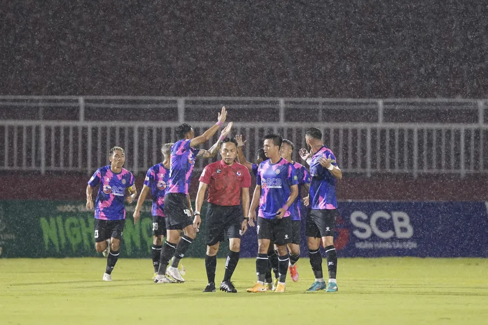 Topenland Bình Định hòa Sài Gòn FC nhờ bàn thắng gây tranh cãi ảnh 1