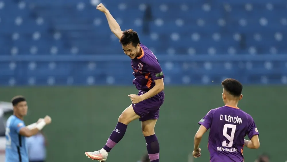 Niềm vui của Văn Vũ khi ghi siêu phẩm vào lưới của Viettel FC. ẢNH: DŨNG PHƯƠNG