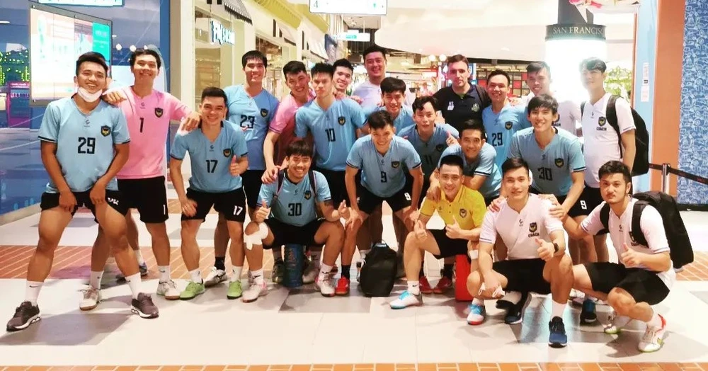 HLV Hector Souto (áo đen) chụp ảnh kỷ niệm với Sahako FC ở giải đấu