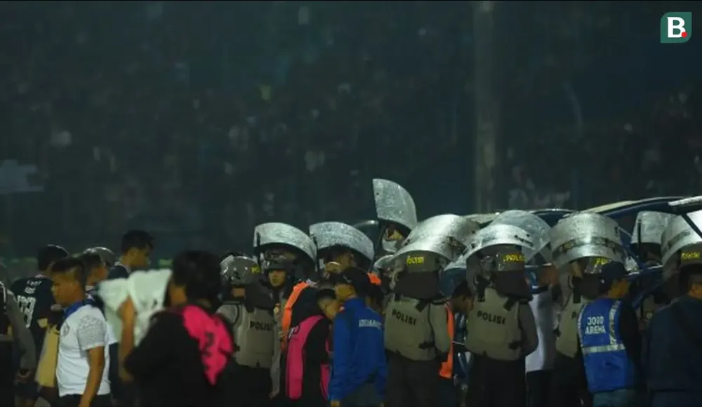 Bạo loạn kinh hoàng ở Giải VĐQG Indonesia 2022 ảnh 2