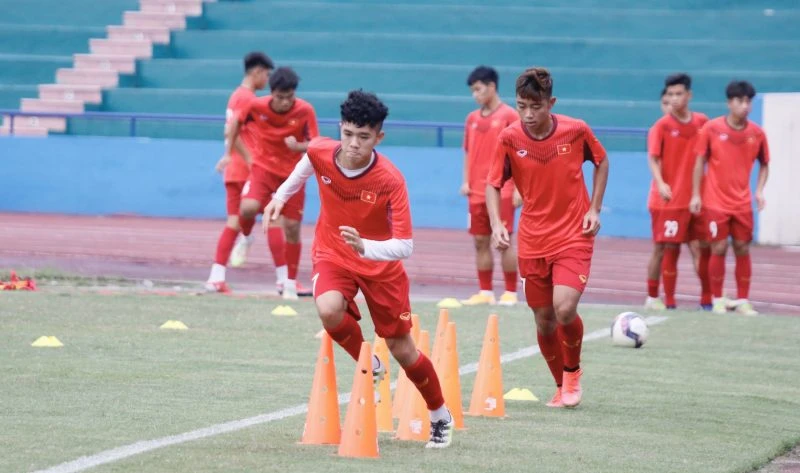 U17 Việt Nam tập làm quen mặt sân thi đấu Việt Trì