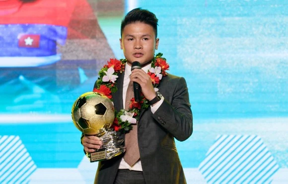 Tiền vệ Nguyễn Quang Hải đoạt Quả bóng vàng Việt Nam 2018 khi cùng Hà Nội FC vô địch V-League 2018. ẢNH: HOÀNG HÙNG