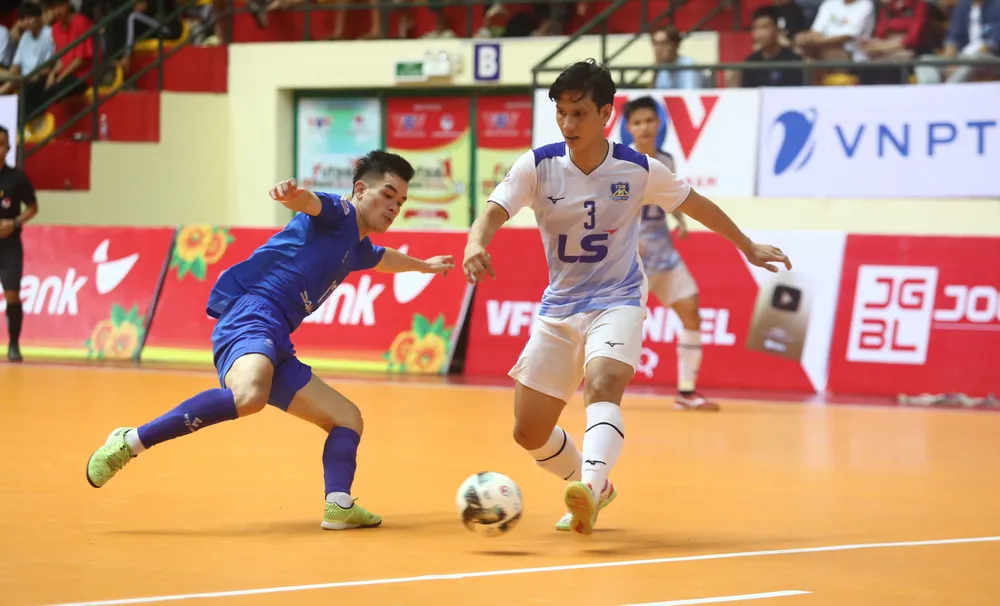 Thái Sơn Nam và Sahako đã cống hiến cho khán giả trận cầu hấp dẫn. ẢNH: ANH TRẦN