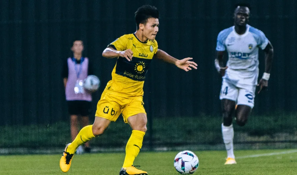 Quang Hải in dấu giày trong bàn thắng thứ 3 của Pau FC