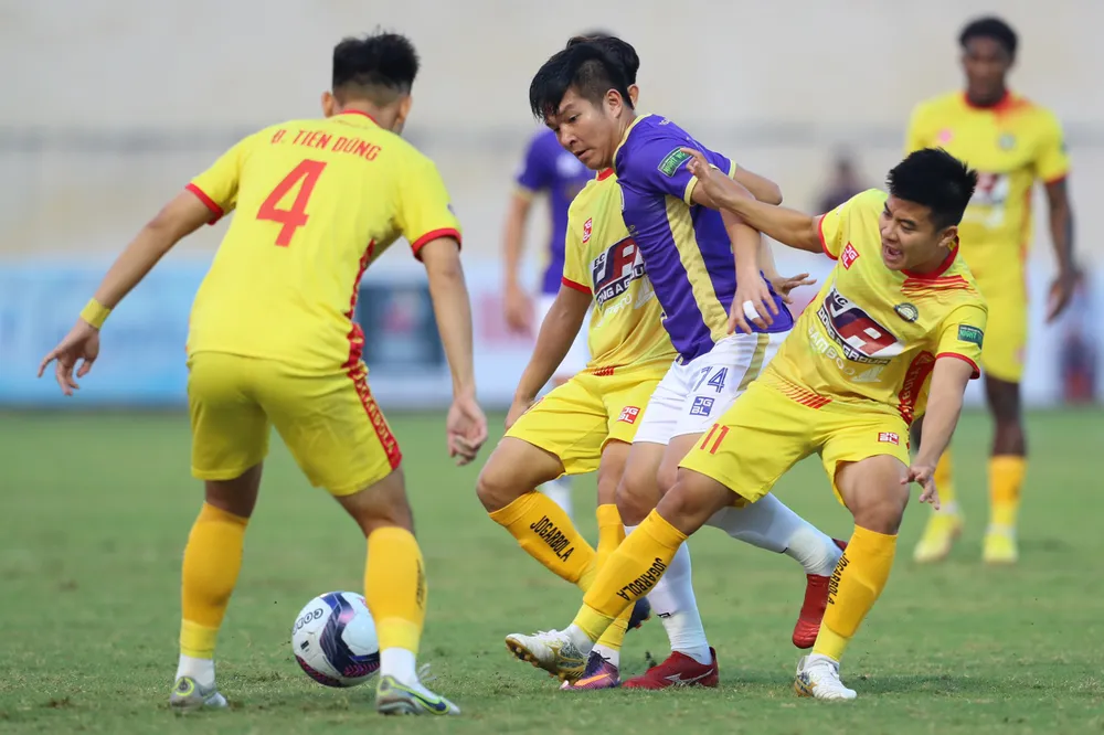 Hà Nội FC bị chủ nhà Thanh Hóa chia điểm. ẢNH: MINH HOÀNG