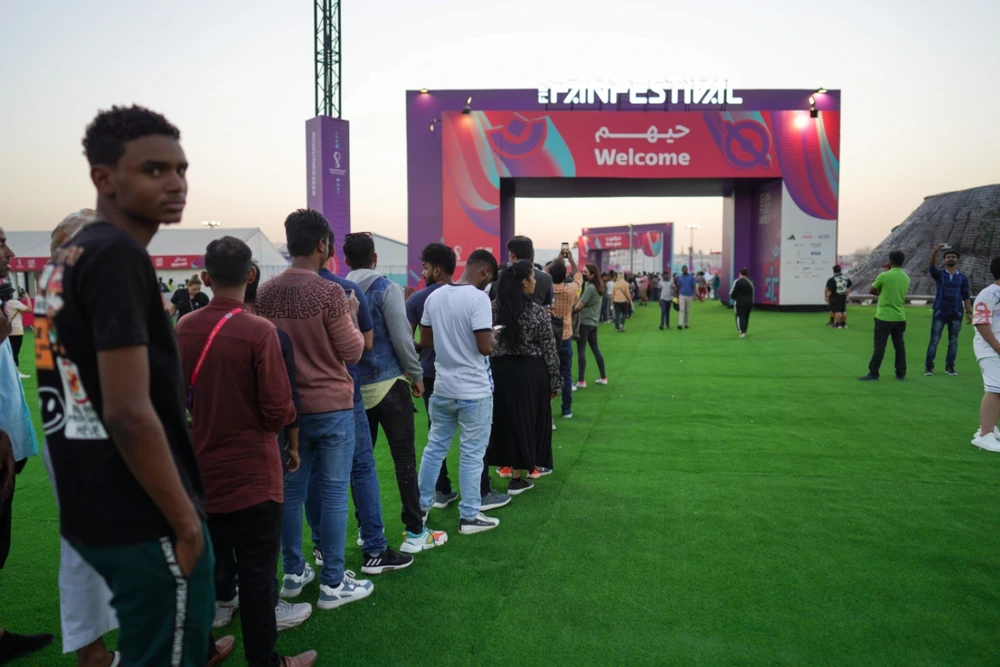 Rất đông người hâm mộ xếp hàng để chờ được vào bên trong Fanzone