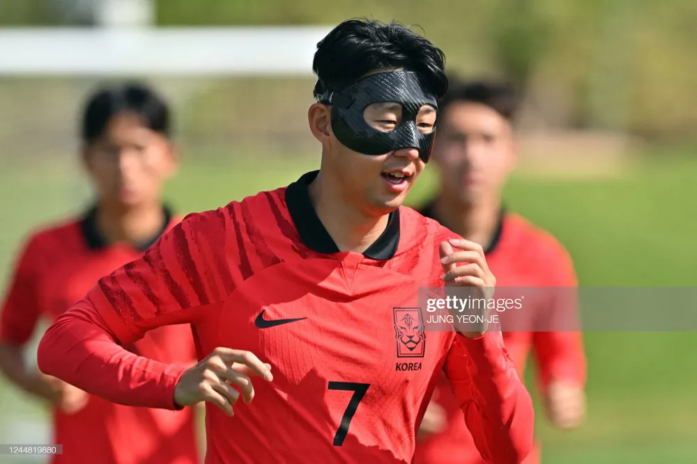 Son Heung-min đeo mặt nạ ở buổi tập đầu tiên cùng Hàn Quốc tại Qatar. ẢNH: GETTY