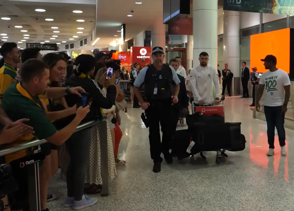 Các tuyển thủ Australia được chào đón như người hùng ảnh 1