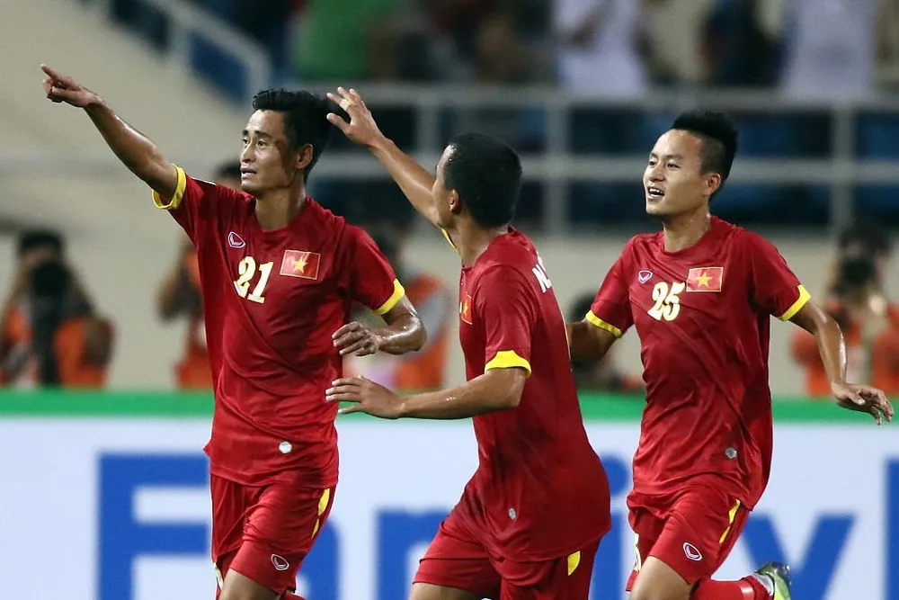Vũ Minh Tuấn cùng đồng đội ăn mừng bàn thắng vào lưới Lào ở AFF Cup 2014. ẢNH: GETTY Vũ Minh Tuấn cùng đồng đội ăn mừng bàn thắng vào lưới Lào ở AFF Cup 2014. ẢNH: GETTY