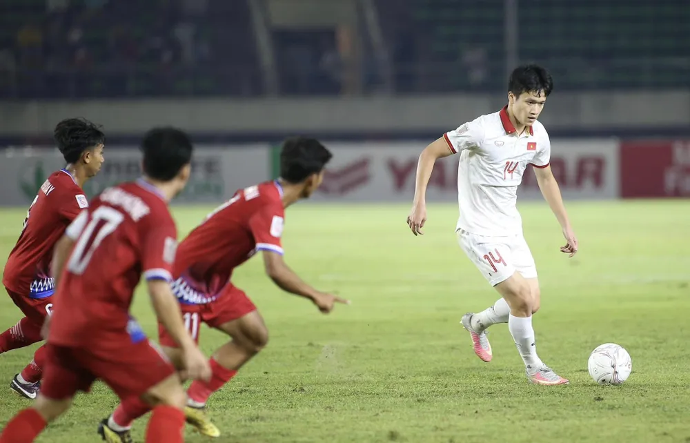 Các tuyển thủ Lào nỗ lực theo kèm Nguyễn Hoàng Đức Các tuyển thủ Lào nỗ lực theo kèm Nguyễn Hoàng Đức