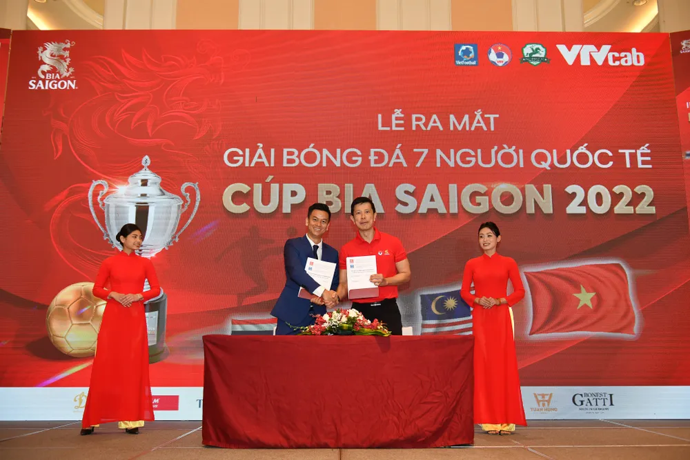 Đại diện Ban tổ chức và nhà tài trợ chính ký hợp đồng tài trợ Đại diện Ban tổ chức và nhà tài trợ chính ký hợp đồng tài trợ