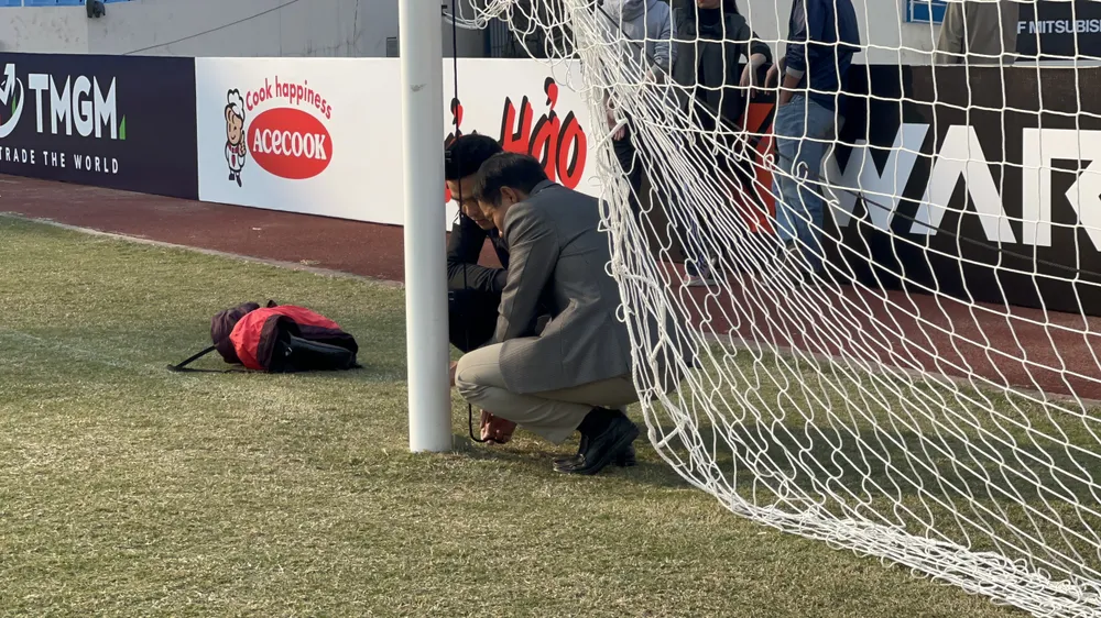 Cột khung thành sân Mỹ Đình được kiểm tra kỹ lưỡng tránh sự cố đáng tiếc có thể xảy ra. ẢNH: HỮU THÀNH Cột khung thành sân Mỹ Đình được kiểm tra kỹ lưỡng tránh sự cố đáng tiếc có thể xảy ra. ẢNH: HỮU THÀNH