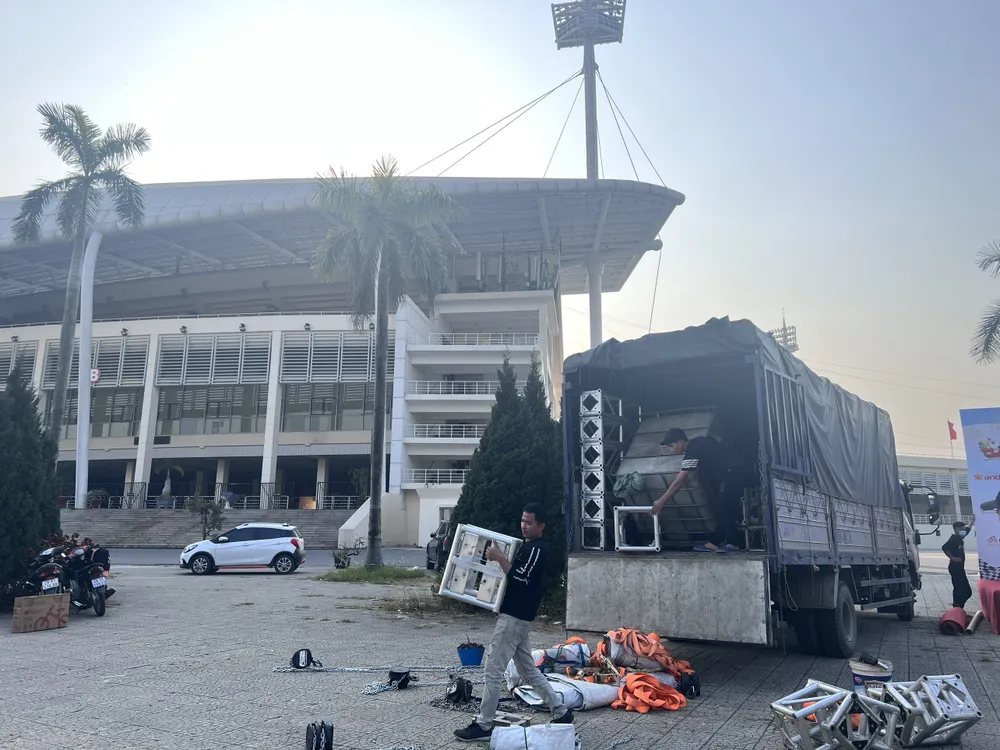 Một công ty chuyên tổ chức sự kiện lên rạp để chuẩn bị tổ chức chương trình cho ngày 25-12. ẢNH: HỮU THÀNH Một công ty chuyên tổ chức sự kiện lên rạp để chuẩn bị tổ chức chương trình cho ngày 25-12. ẢNH: HỮU THÀNH