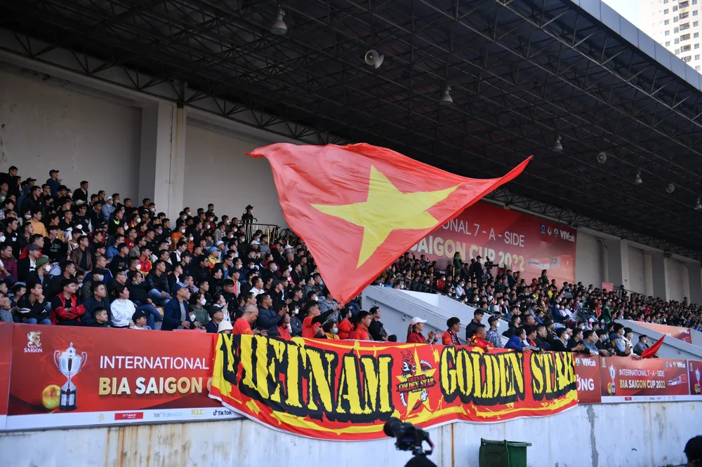 Hội CĐV VGS cổ vũ cho đội tuyển chọn bóng đá 7 người Việt Nam dự giải quốc tế 2022. ẢNH: MINH HIẾU