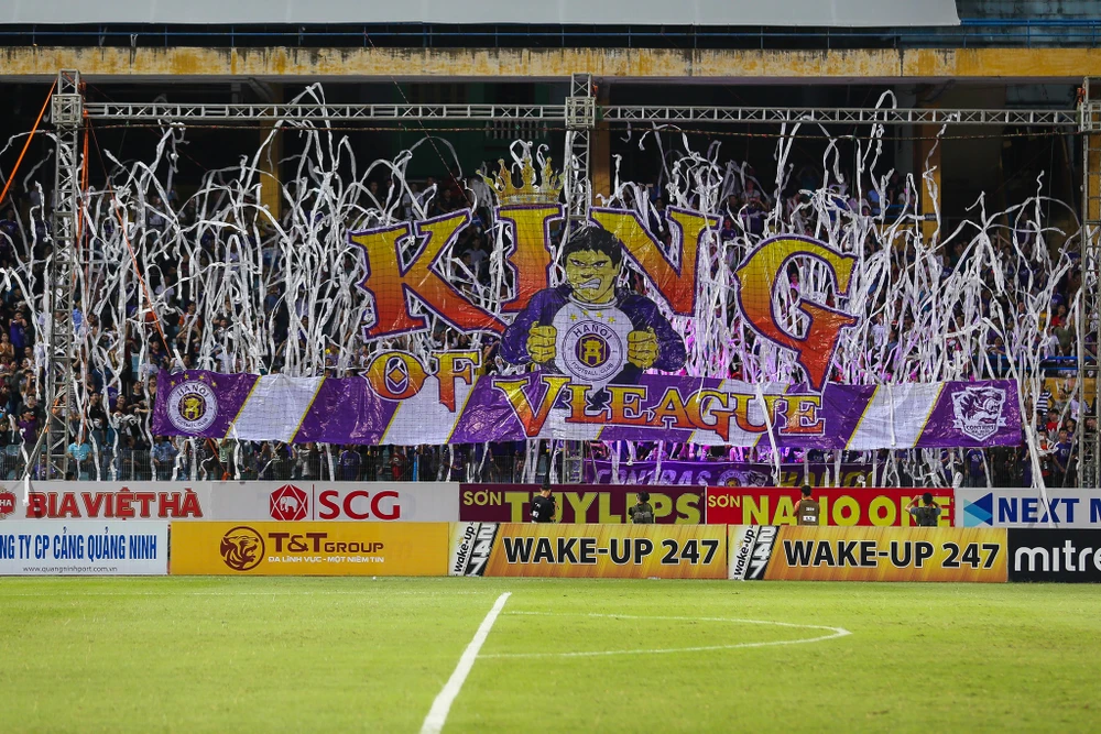 Một tifo được Hội CĐV Hà Nội FC dựng lên ở V-League. ẢNH: CONTRAS HÀ NỘI