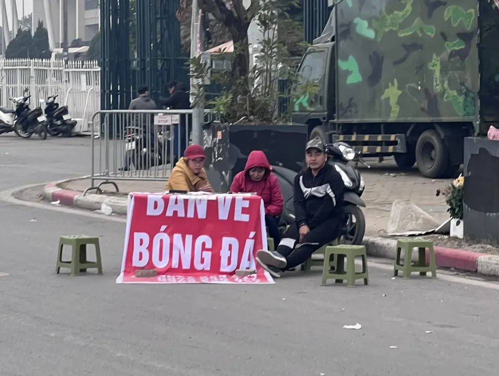 Cảnh tượng đìu hìu người mua vé trước cổng sân Mỹ Đình Cảnh tượng đìu hìu người mua vé trước cổng sân Mỹ Đình