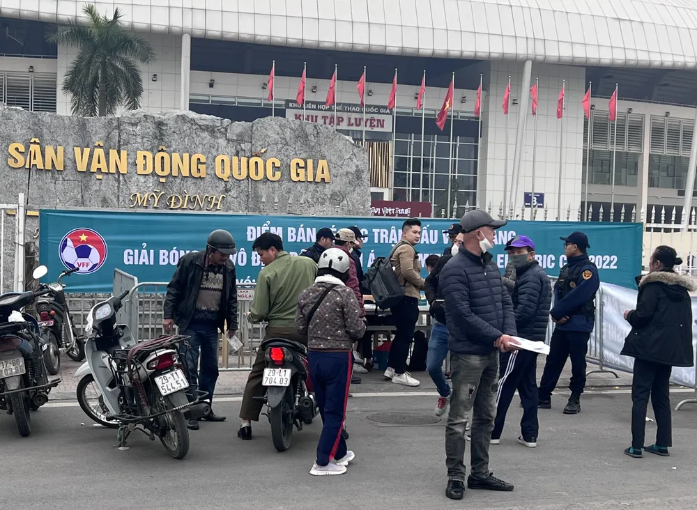 CĐV Việt Nam mua vé ở quầy của VFF CĐV Việt Nam mua vé ở quầy của VFF