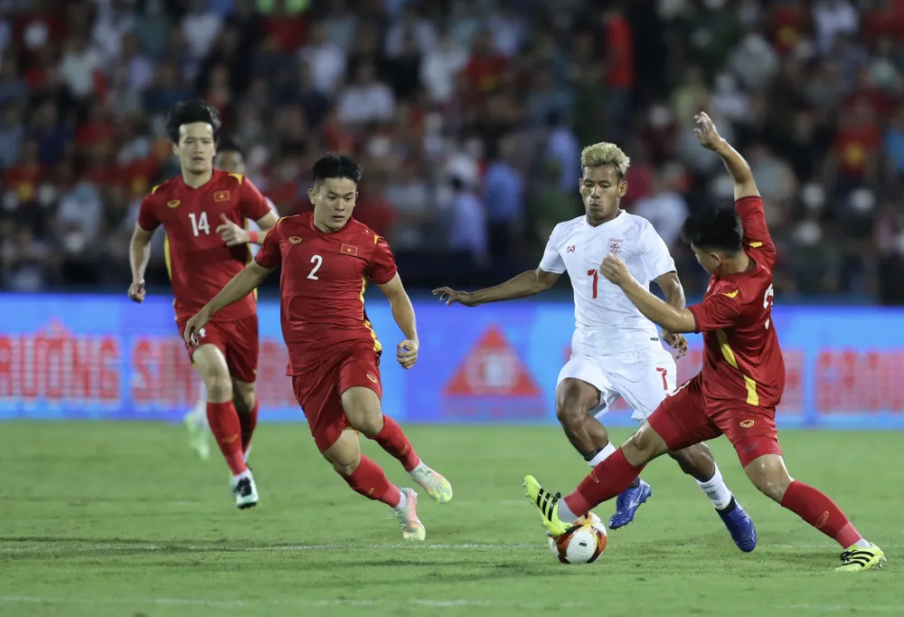 Tuyển thủ Myanmar Lwin Moe Aung (áo trắng) từng thi đấu ở môn bóng đá nam SEA Games 31 trên sân Phú Thọ. ẢNH: DŨNG PHƯƠNG Tuyển thủ Myanmar Lwin Moe Aung (áo trắng) từng thi đấu ở môn bóng đá nam SEA Games 31 trên sân Phú Thọ. ẢNH: DŨNG PHƯƠNG