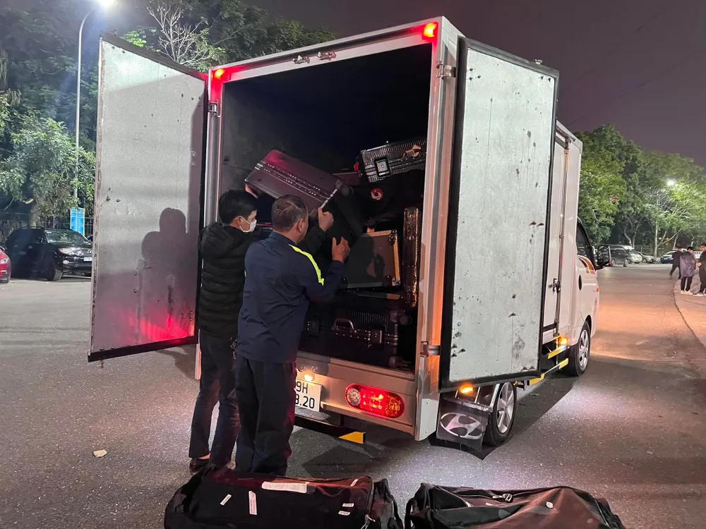 Xe chở hàng lý của đội tuyển Việt Nam di chuyển ra sân bay Nội Bài trong hiệp 1. ẢNH: HỮU THÀNH Xe chở hàng lý của đội tuyển Việt Nam di chuyển ra sân bay Nội Bài trong hiệp 1. ẢNH: HỮU THÀNH
