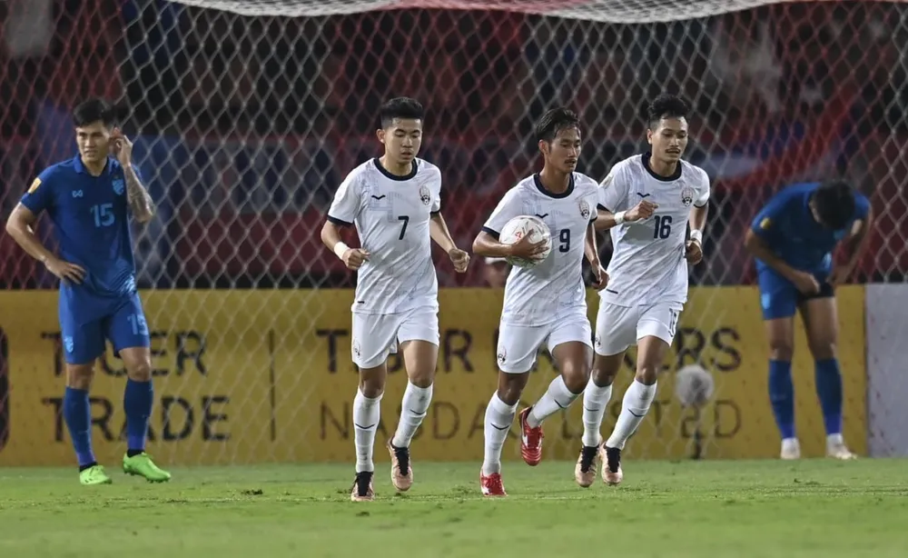 Lim Pisoth (số 7) và Sieng Chanthea (số 16) là 2 tuyển thủ Campuchia đủ tuổi dự SEA Games năm nay. ẢNH: FAT