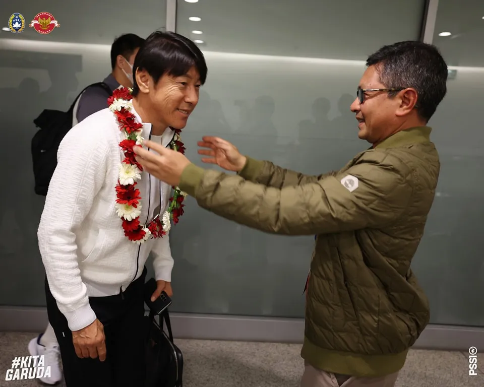 Đại diện Đại sứ quán Indonesia tại Việt Nam tiếp đón thầy trò Shin Tae-yong