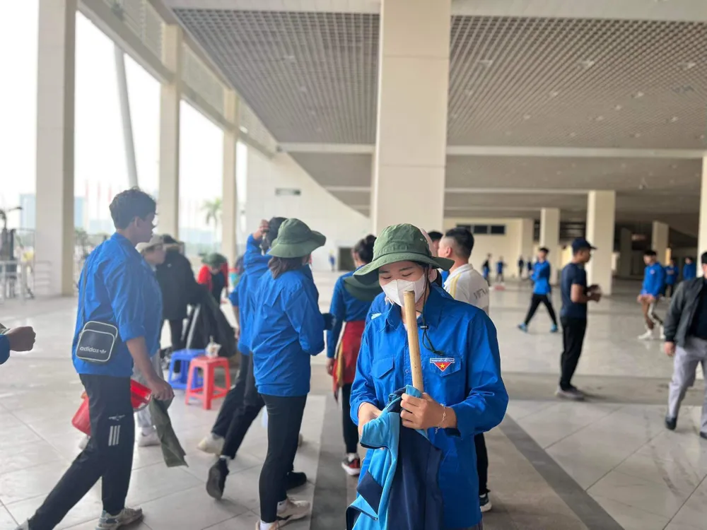 Sinh viên tình nguyện trường Đại học Thể thao Từ Sơn lao động vệ sinh ở sân Mỹ Đình