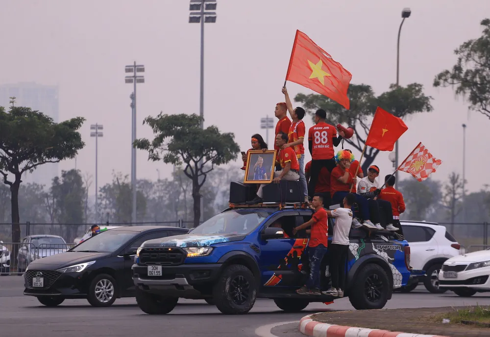 CĐV Việt Nam diễu hành trước 3 tiếng giờ bóng lăn