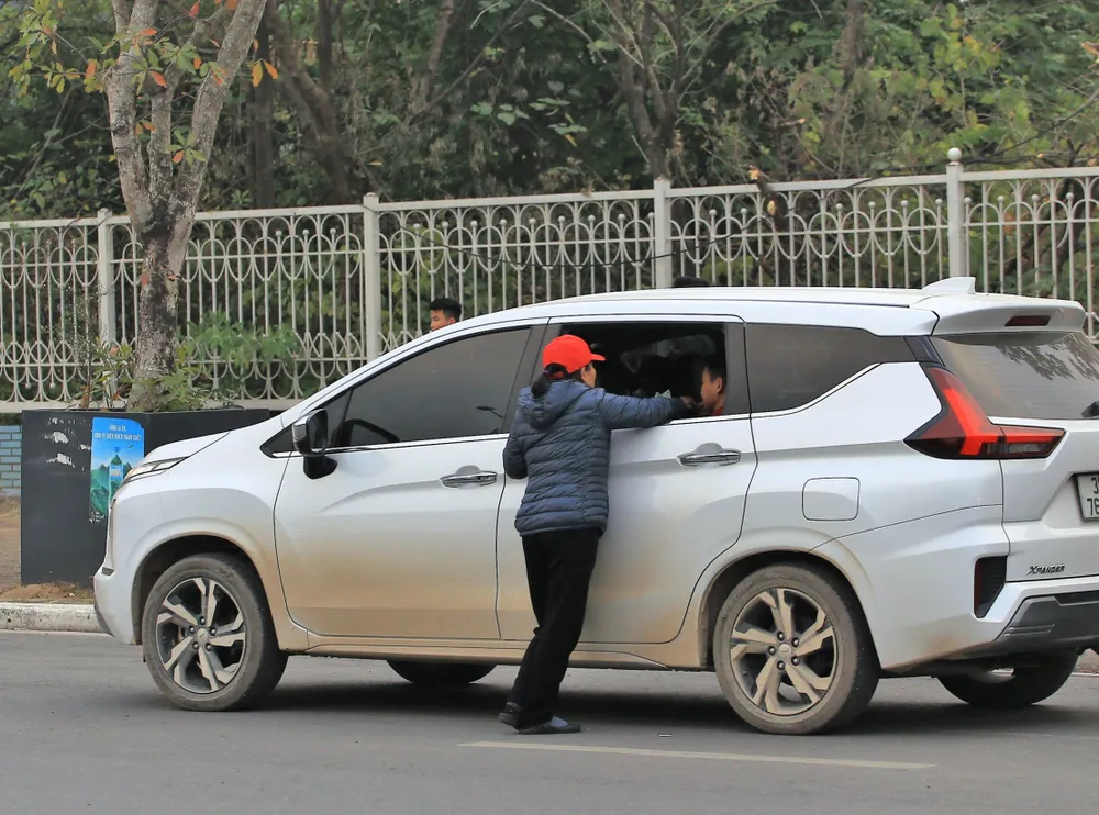 Các phe vé hoạt động nhộn nhịp và đẩy giá vé "chợ đen" lên cao. ẢNH: HỮU THÀNH