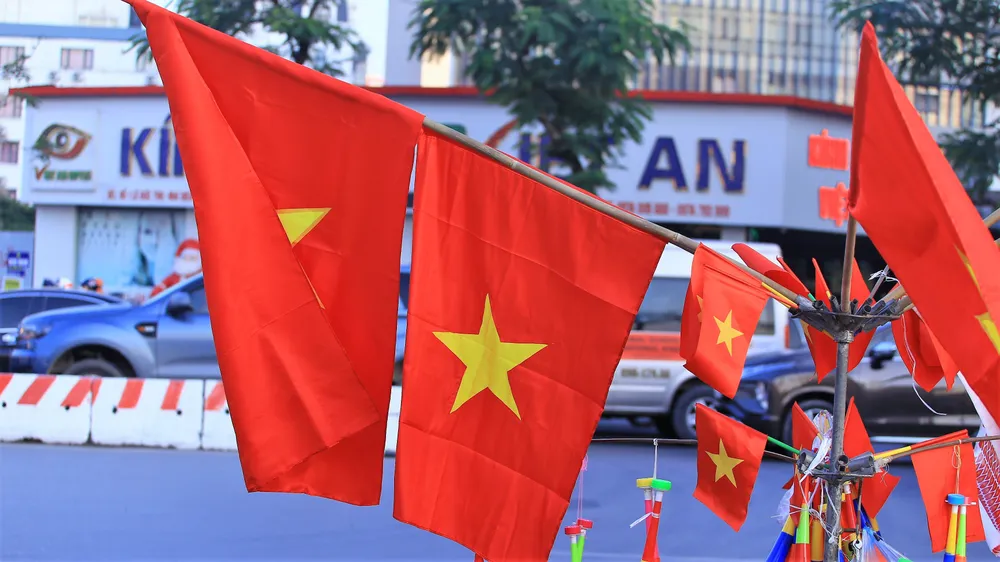 Bên ngoài sân Mỹ Đình bán đầy rẫy những trang phục, dụng cụ cổ động đậm sắc màu rực rỡ.