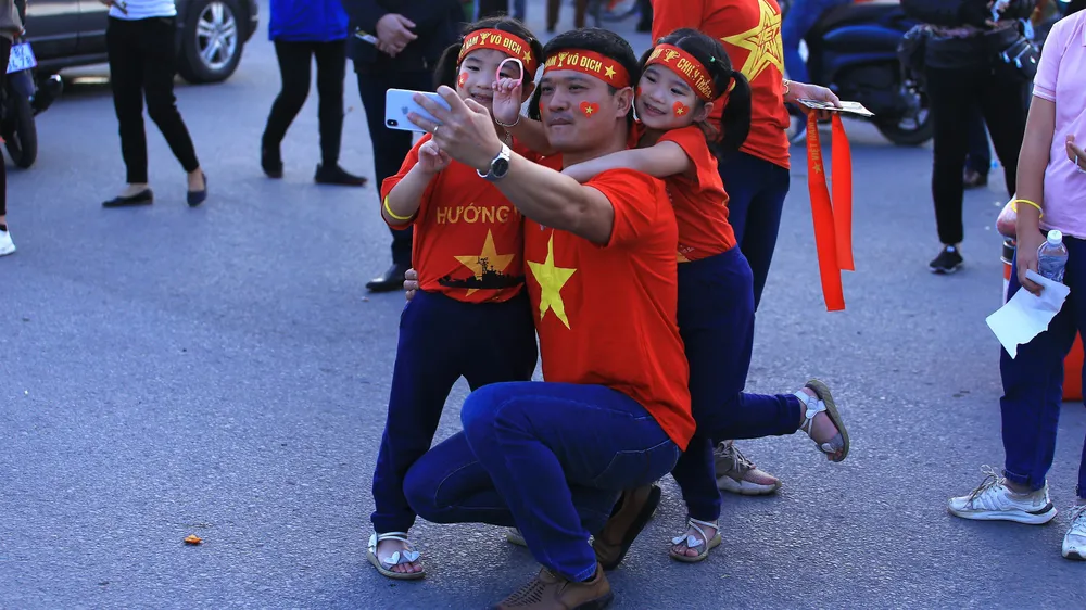 Một gia đình nhỏ sớm có mặt ở sân Mỹ Đình và ghi lại khoảnh khắc trước vào sân cổ vũ cho đội tuyển Việt Nam.