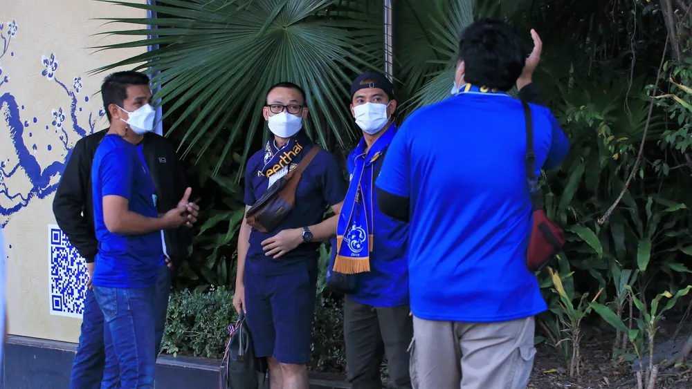 Một nhóm khoảng 20 CĐV Thái Lan có mặt tại khách sạn Hyatt - nơi thầy trò Mano Polking đóng quân ở Hà Nội, cách sân Mỹ Đình 200m để ủng hộ cho các tuyển thủ "con cưng".