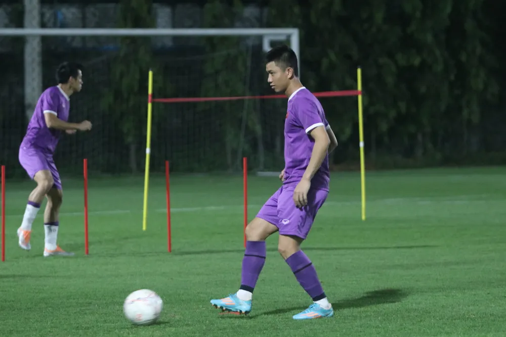 Tiền vệ Phan Văn Đức khởi động với bóng Tiền vệ Phan Văn Đức khởi động với bóng