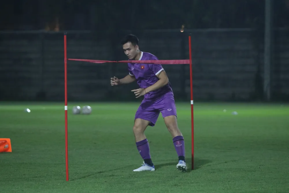 Trung vệ Bùi Hoàng Việt Anh thi đấu hiệp 2 ở trận đấu lượt đi với Thái Lan Trung vệ Bùi Hoàng Việt Anh thi đấu hiệp 2 ở trận đấu lượt đi với Thái Lan