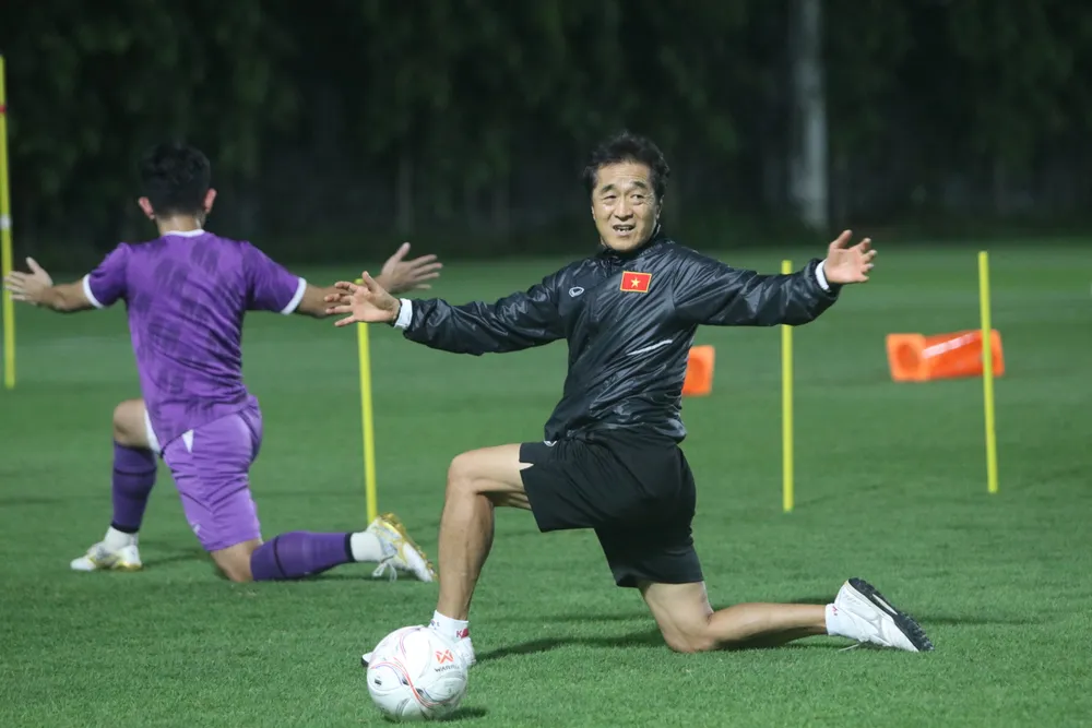 Trợ lý HLV Lee Young-jin chỉ đạo buổi tập vào tối 14-1 của đội tuyển Việt Nam Trợ lý HLV Lee Young-jin chỉ đạo buổi tập vào tối 14-1 của đội tuyển Việt Nam