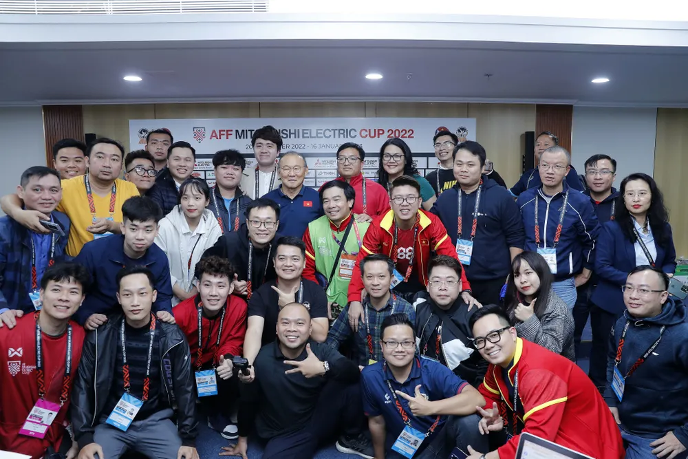 HLV Park Hang-seo chụp hình kỷ niệm với phóng viên thể thao Việt Nam HLV Park Hang-seo chụp hình kỷ niệm với phóng viên thể thao Việt Nam