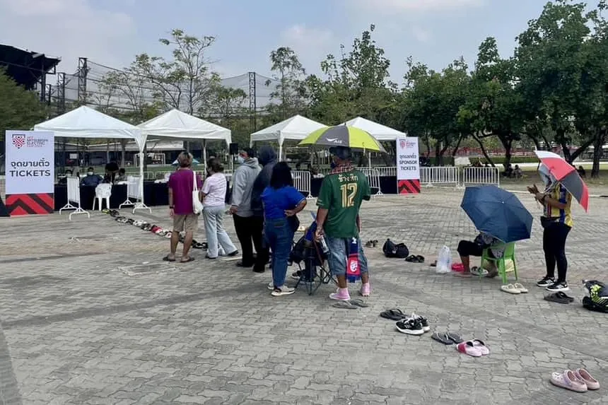 CĐV Thái Lan để dép và mang sẵn ghế theo để ngồi chờ mua vé xem trận Thái Lan - Việt Nam CĐV Thái Lan để dép và mang sẵn ghế theo để ngồi chờ mua vé xem trận Thái Lan - Việt Nam