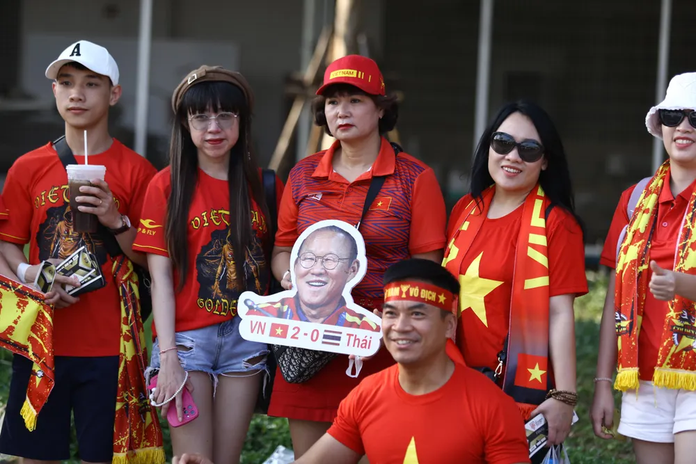 Theo tìm hiểu, có khoảng 2.000 CĐV Việt Nam đến xứ chùa Vàng để tiếp lửa cho thầy trò Park Hang-seo ở trận chung kết lượt về. Trong đó, 500 người đáp chuyến bay từ Việt Nam sang
