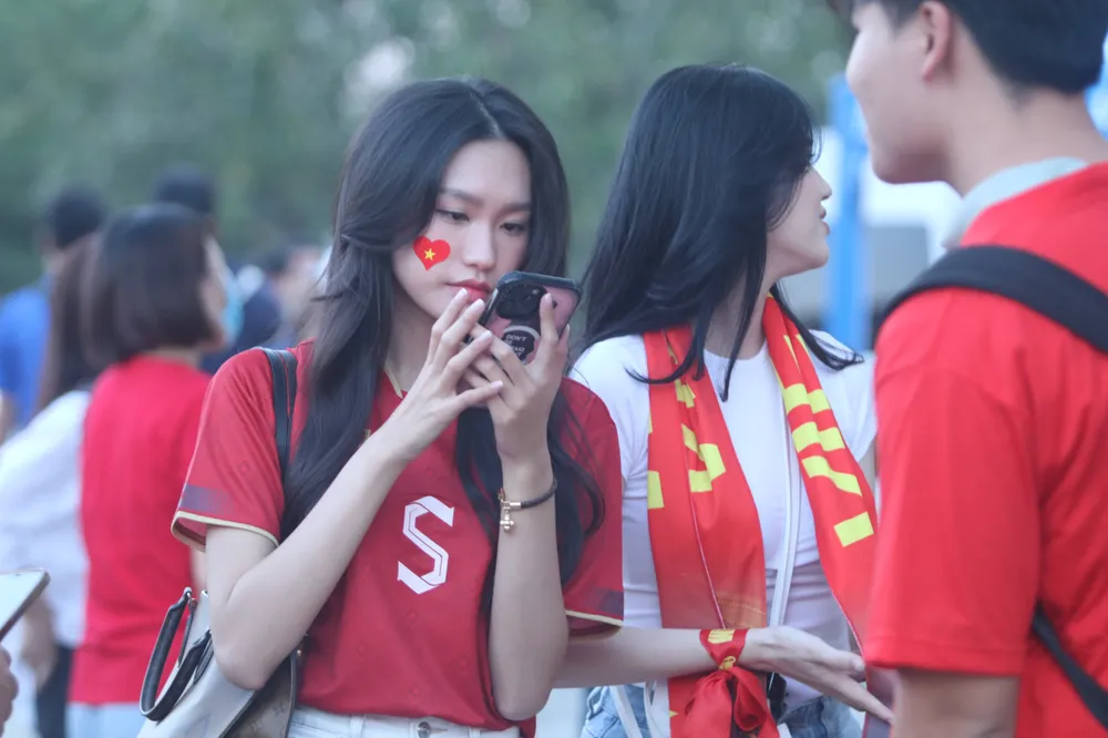 Hải My đi cùng những người bạn từ Hà Nội sang thủ đô Bangkok du lịch và cổ vũ bóng đá