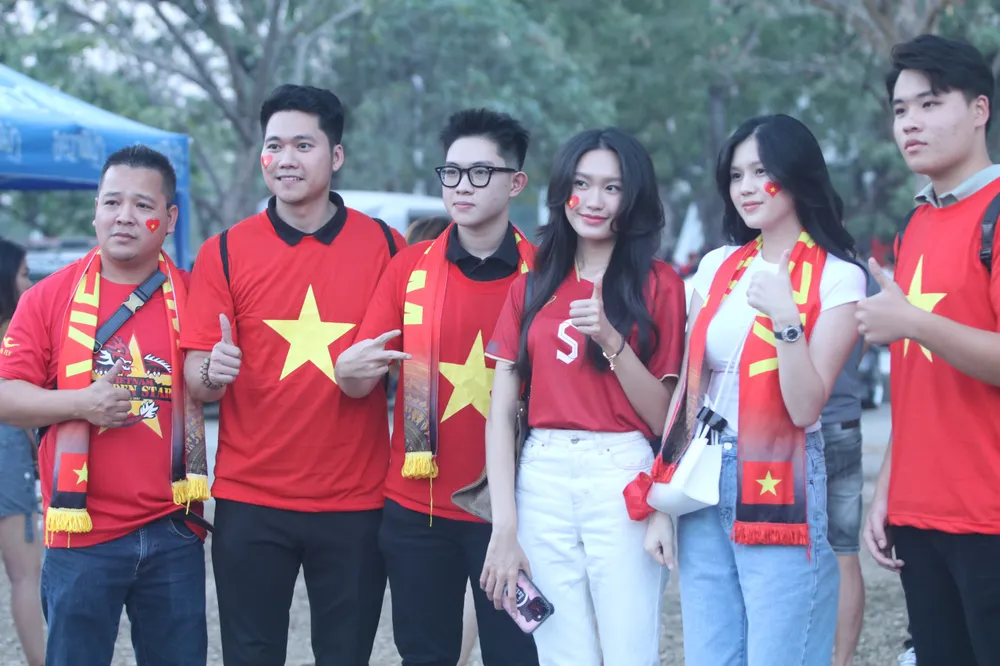 Doãn Hải My (áo đỏ, quần trắng) - bạn gái của Đoàn Văn Hậu cũng sang thủ đô Bangkok để cổ vũ cho đội tuyển Việt Nam và bạn trai