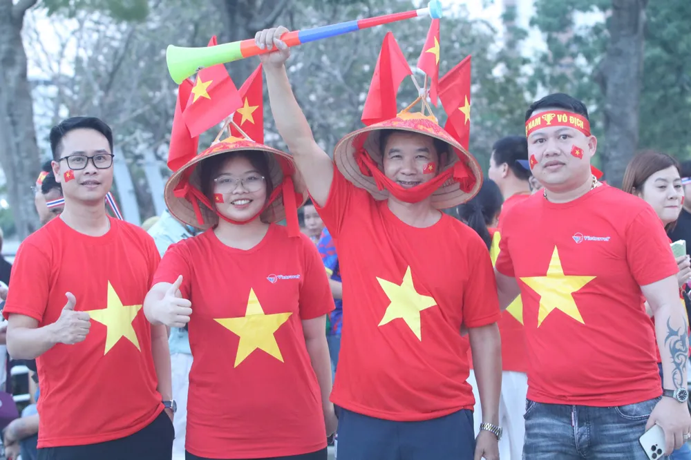 Trận tái đấu giữa 2 đội tuyển phải đến 19g30 tối mới diễn ra, nhưng vì là CĐV đội khách nên người hâm mộ Việt Nam đã có mặt ở sân Thammasat trước hơn 3 tiếng bóng lăn