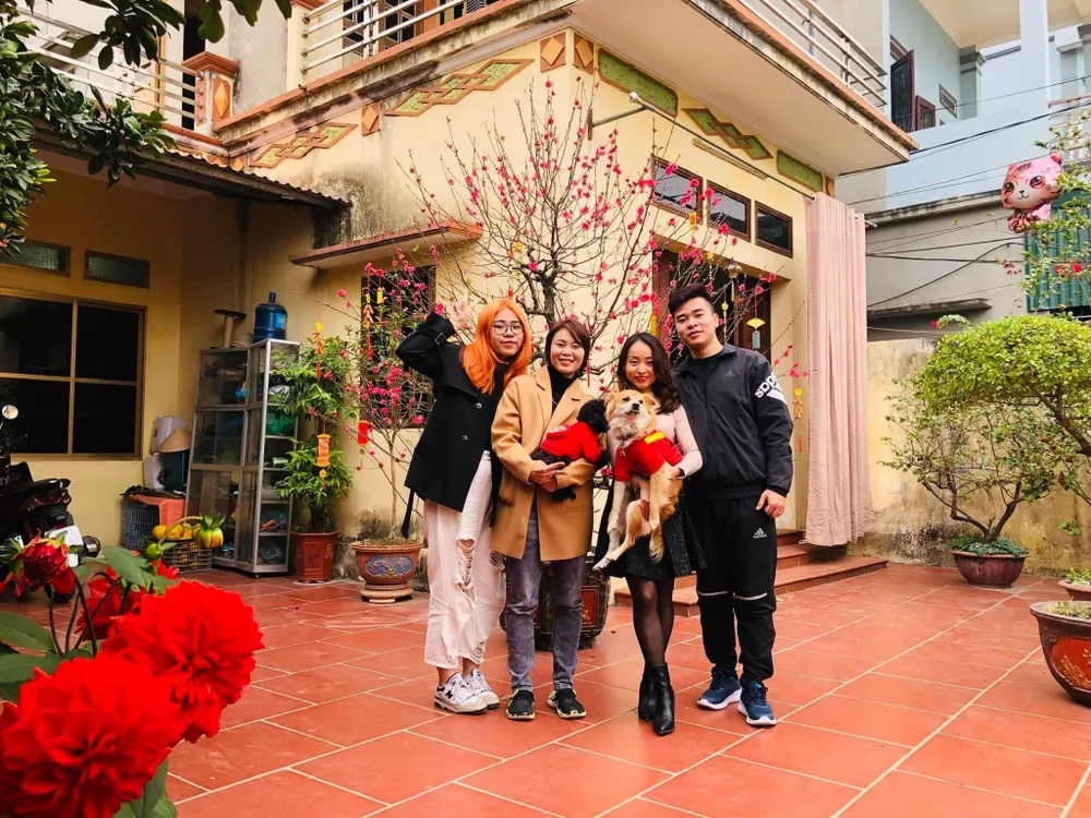 Tiền đạo Phạm Hải Yến chụp ảnh cùng người thân dịp đầu năm