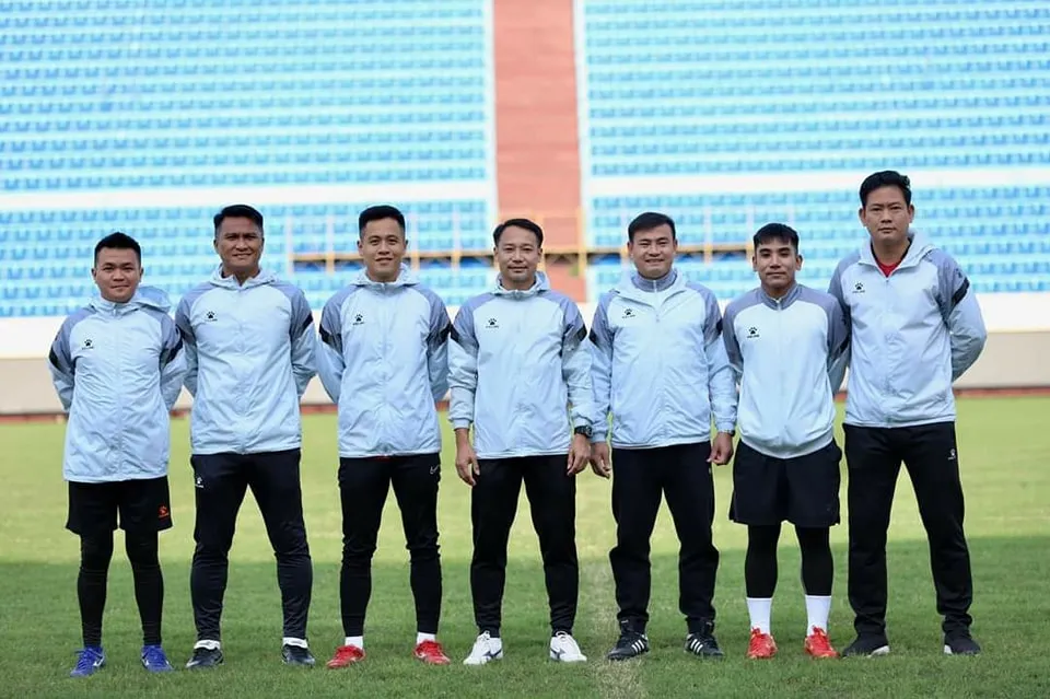 HLV Vũ Hồng Việt (thứ 4 từ trái sang) cùng ekip ban huấn luyện của Nam Định HLV Vũ Hồng Việt (thứ 4 từ trái sang) cùng ekip ban huấn luyện của Nam Định